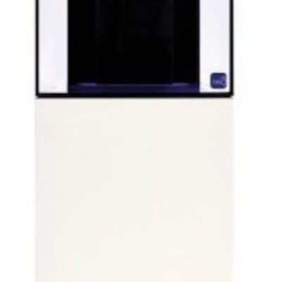 frasco branco com tampa preta e fundo branco