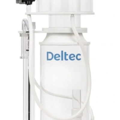 Skimmer para aquário branco e transparente com marca Deltec
