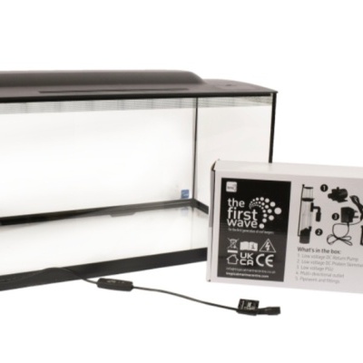 Aquário preto retangular com caixa branca ao lado e cabo elétrico