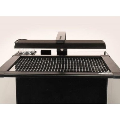 Aquário com tampa preta e luminária