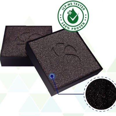 Placas quadradas pretas com textura granular e selo ICP-MS TESTED 100% PROVEN.