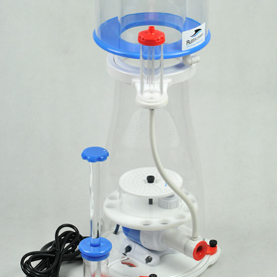 Dispositivo de aquário branco e azul com tubo transparente e controlador preto e azul.