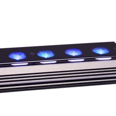 Dispositivo eletrónico retangular com luzes azuis circulares