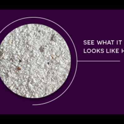 Textura branca granulada com fundo roxo e texto em inglês