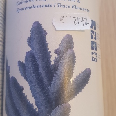 Frasco branco suplemento recifes Tropic Marin All-For-Reef com coral azul e texto.