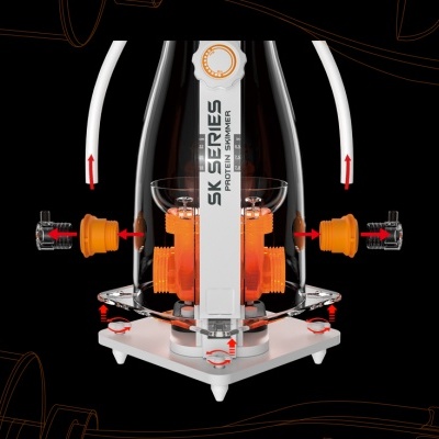 Misturador de proteína SK Series com partes transparentes e laranja em fundo preto