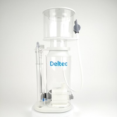 Equipamento branco e transparente com texto azul 'Deltec' e componentes visíveis