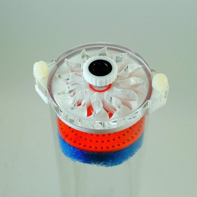 Recipiente cilíndrico transparente com tampa branca e vermelha e esponja azul