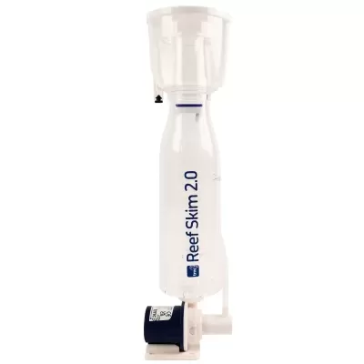 Equipamento branco para Aquário Reef Skim 2.0 com bomba azul escuro