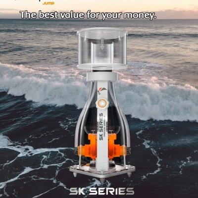 Protein skimmer SK Series da maxspect Jump com fundo de mar