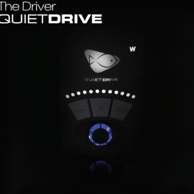 Dispositivo eletrônico preto com iluminação azul e logotipo de peixe com texto QUIETDRIVE