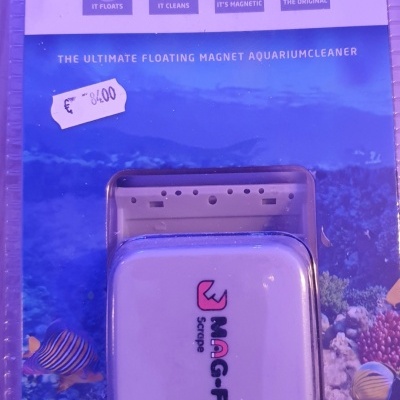 Limpa aquário Mag-Float Scrape tamanho large em embalagem azul com imagem de coral e peixes.