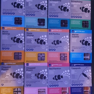Vários pacotes coloridos de alimentos congelados para aquário da marca gamma sister