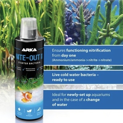 Frasco preto com tampa transparente e etiqueta azul com peixe-palhaço, plantas aquáticas ao fundo