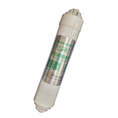 Filtro inline Waterro branco com etiqueta metálica detalhada