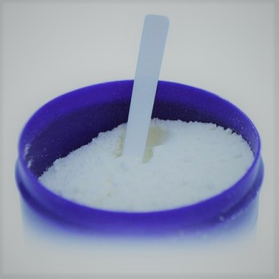 Pote azul com pó branco e espátula