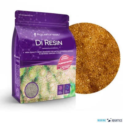 Embalagem roxa de resina DI RESIN Aquaforest com resina granulada dourada ao lado