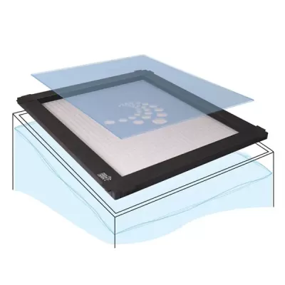 Estrutura quadrada preta com superfície translúcida azul claro e base branca texturada