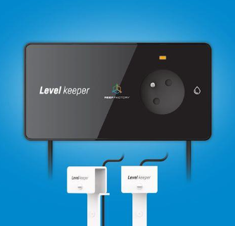 Tomada elétrica inteligente preta com dois dispositivos brancos ligados