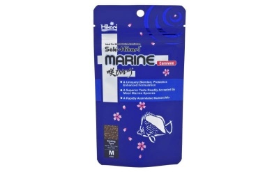 Embalagem azul de Saki-Hikari Marine Carnivore com texto e ilustração de peixe.