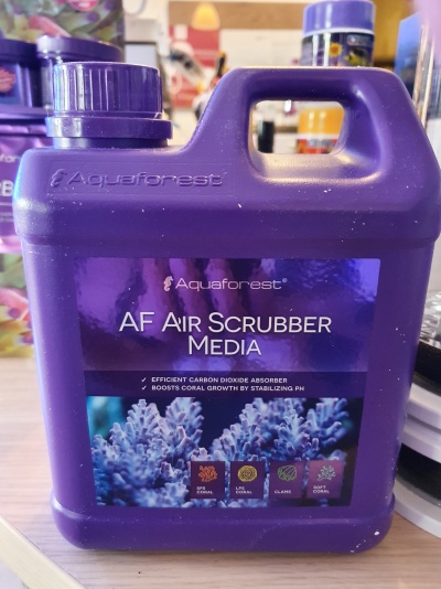 Recipiente roxo Aquaforest AF Air Scrubber Media para limpeza de ar com imagem de corais.