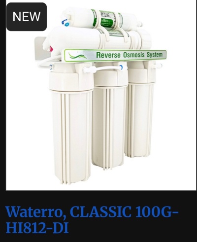 Sistema de osmose reversa branco com filtros cilíndricos e texto