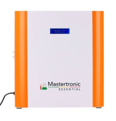 Aparelho electrónico branco com laterais laranja e ecrã azul, logotipo Mastertronic ESSENTIAL