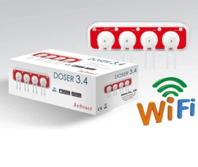 Dispositivo de dosagem branco com quatro válvulas num suporte vermelho ao lado da caixa do produto DOSER 3.4 da Jebao, com símbolo WiFi colorido