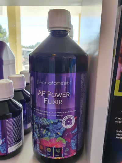 Frasco plástico roxo com tampa branca do produto Aquaforest AF Power Elixir numa prateleira
