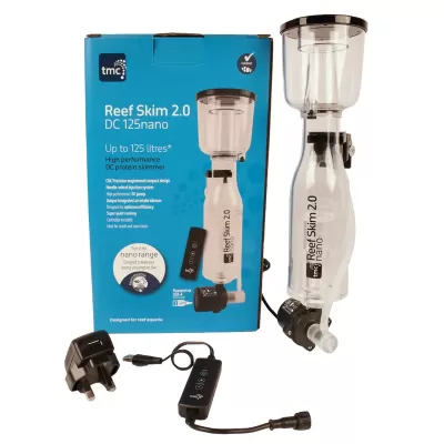 Skimmer de proteína Reef Skim 2.0 DC 125nano com controlador e cabo, em frente a caixa azul do produto.