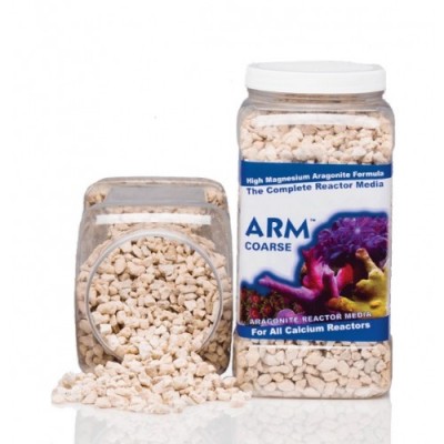 Recipientes transparentes com grão branco para reatores de cálcio em fundo branco