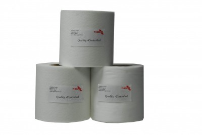 Três rolos grandes de papel branco com etiquetas Quality-Controlled num fundo branco