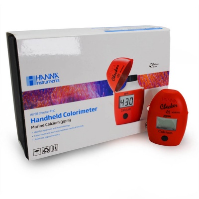 Colorímetro portátil vermelho HANNA instruments HI758 com caixa branca ao lado.