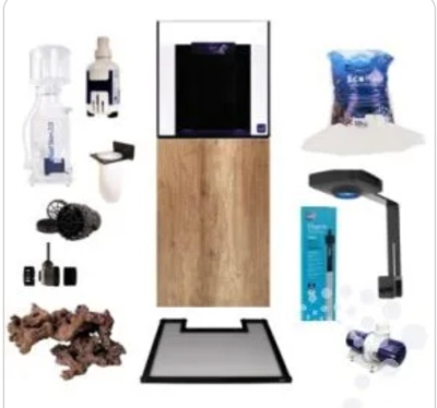 Conjunto de acessórios e equipamentos para aquário sobre fundo branco