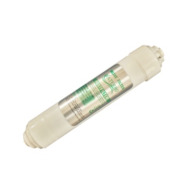 Filtro de água inline branco com rótulo prateado e verde
