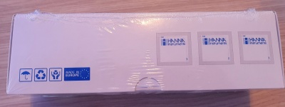 Caixa branca selada com etiquetas HANNA INSTRUMENTS e ícones de proteção e reciclagem