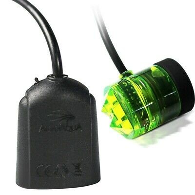 Cabo com conectores preto e verde em fundo branco