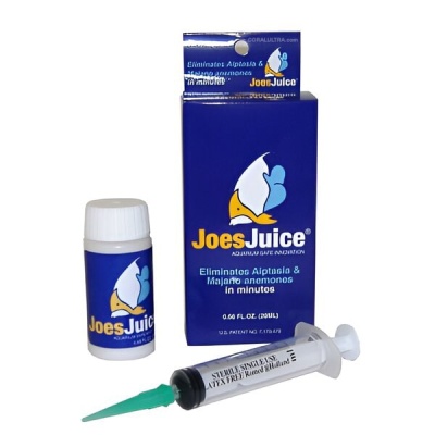 Frasco pequeno e embalagem azul do produto Joes Juice com seringa