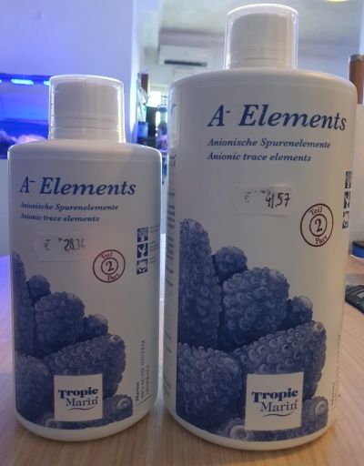 Duas garrafas brancas do produto Tropic Marini A-Elements com imagem de corais azuis