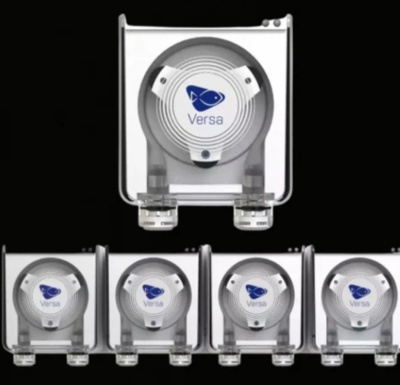 Dispositivos transparentes quadrados com botão circular branco e logotipo Versa