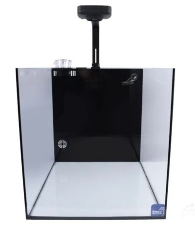 Aquário quadrado de vidro transparente com fundo branco e tampa preta