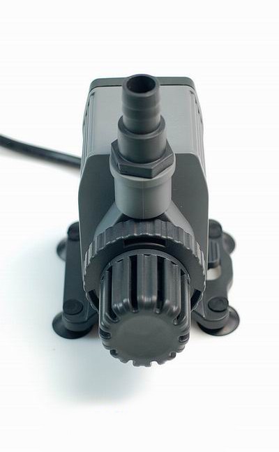 Bomba de água cinza escuro e preta com conexão cilíndrica e base com ventosas