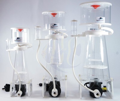 Três skimmers para aquário transparentes e brancos com etiquetas Fluidcone