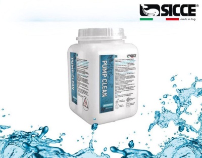 Embalagem branca plástica do produto Pump Clean da SICCE com etiquetas azuis, sobre fundo branco e reflexos de água azul