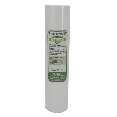 Filtro de polipropileno cilíndrico branco com etiqueta verde e branca.