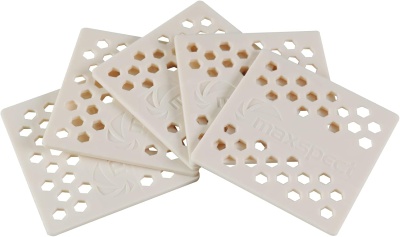 Placas quadradas brancas com padrão de hexágonos vazados e relevo de folhas