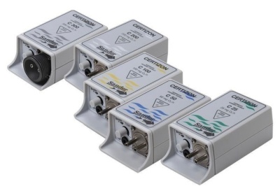 Dispositivos eletrónicos CERTIZON em linha com etiquetas diferentes e conectores frontais.