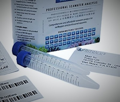 dois tubos de ensaio transparentes com tampas azuis sobre folheto e rótulos