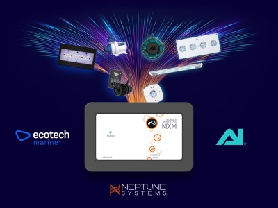 Painel de controlo eletrónico branco e sensores em fundo azul com logótipos