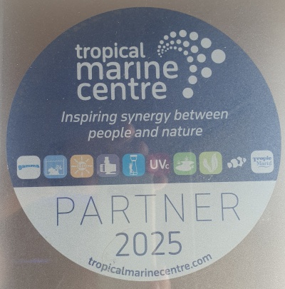 Etiqueta redonda azul e branca com texto e ícones várias cores